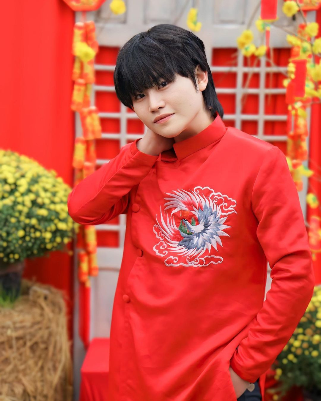 Có bố người Hàn Quốc, mẹ gốc Đồng Nai (Việt Nam), Hwang Min Woo từng nhiều lần về quê hương. Dịp Tết Nguyên đán Giáp Thìn 2024, Min Woo cùng em trai và bố mẹ trao phần quà cho nhiều hộ gia đình khó khăn ở huyện Định Quán, Đồng Nai. Có bố người Hàn Quốc, mẹ gốc Đồng Nai (Việt Nam), Hwang Min Woo từng nhiều lần về quê hương. Dịp Tết Nguyên đán Giáp Thìn 2024, Min Woo cùng em trai và bố mẹ trao phần quà cho nhiều hộ gia đình khó khăn ở huyện Định Quán, Đồng Nai.