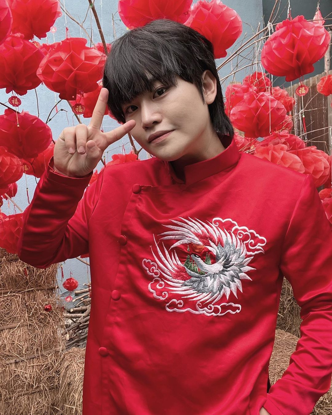 Không có vẻ bề ngoài quá nổi bật nhưng Min Woo được đánh giá cao bởi khả năng trình diễn và làm chủ sân khấu. Cậu có nhiều tài khoản mạng xã hội tương tác với người hâm mộ như Instagram với hơn 32.000 người theo dõi, TikTok hút hơn 100.000 tài khoản nhấn quan tâm. Không có vẻ bề ngoài quá nổi bật nhưng Min Woo được đánh giá cao bởi khả năng trình diễn và làm chủ sân khấu. Cậu có nhiều tài khoản mạng xã hội tương tác với người hâm mộ như Instagram với hơn 32.000 người theo dõi, TikTok hút hơn 100.000 tài khoản nhấn quan tâm.