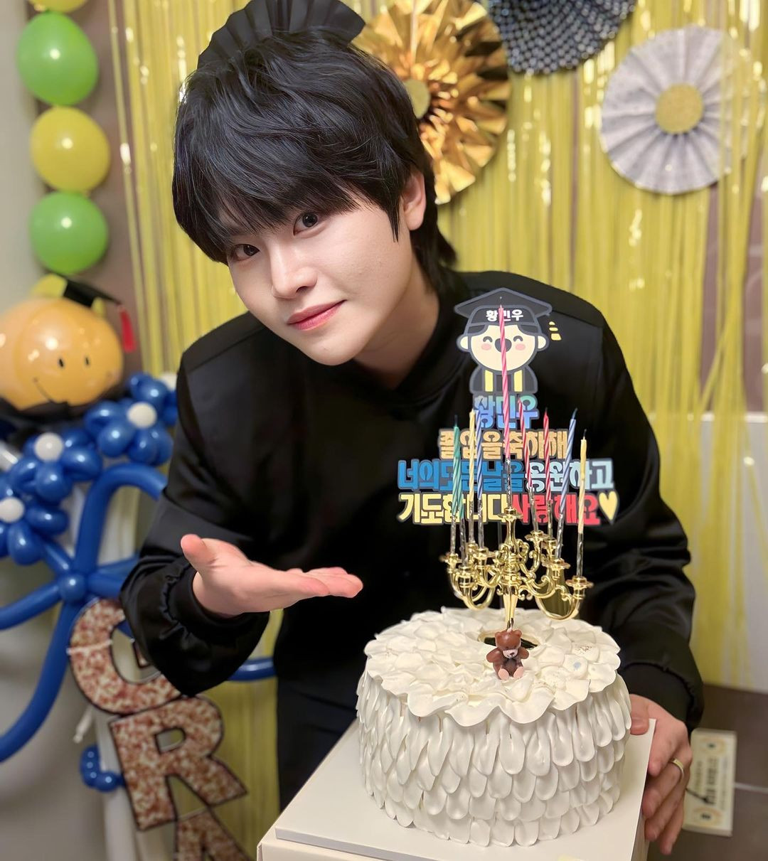 Cơ duyên PSY tìm thấy Min Woo thông qua chương trình Korea's Got Talent (2010), cậu được phía nam ca sĩ liên hệ và nổi tiếng nhờ vai diễn khách mời. Cơ duyên PSY tìm thấy Min Woo thông qua chương trình Korea's Got Talent (2010), cậu được phía nam ca sĩ liên hệ và nổi tiếng nhờ vai diễn khách mời.