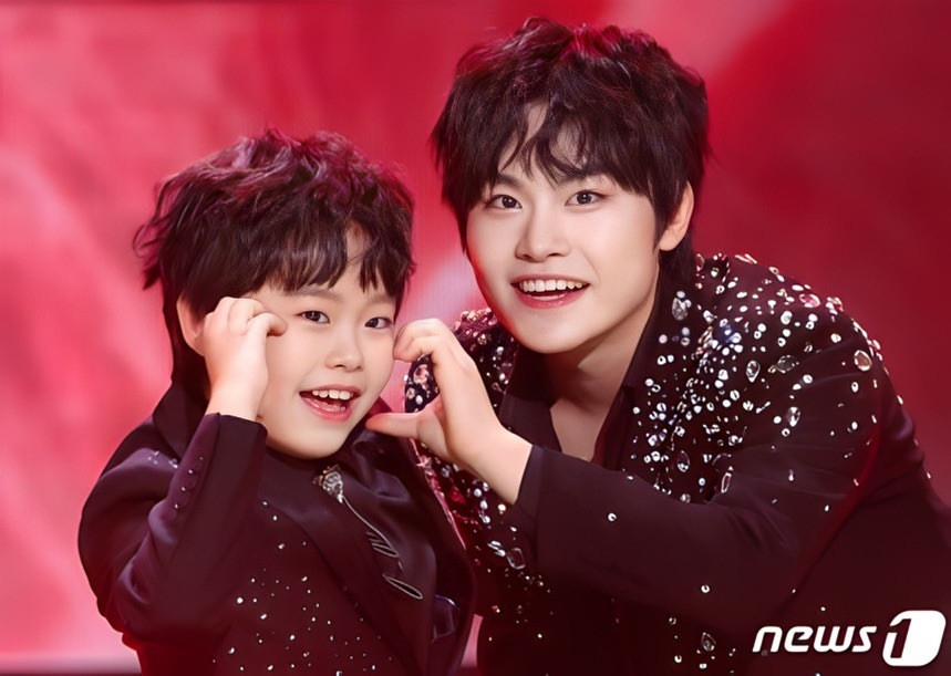 Cậu cùng em trai Hwang Min Woo được gia đình ủng hộ theo đuổi nghệ thuật. Hai anh em phối hợp trong những sản phẩm đăng tải trên mạng xã hội, đặc biệt cả hai đều yêu thích phong cách nhạc trot. Năm 2020, Min Woo có mặt trong top 10 cuộc thi Voice Trot của đài MBN, em trai Min Ho ghi danh ở show ca nhạc Mistertrot, vào top 16. Cậu cùng em trai Hwang Min Woo được gia đình ủng hộ theo đuổi nghệ thuật. Hai anh em phối hợp trong những sản phẩm đăng tải trên mạng xã hội, đặc biệt cả hai đều yêu thích phong cách nhạc trot. Năm 2020, Min Woo có mặt trong top 10 cuộc thi Voice Trot của đài MBN, em trai Min Ho ghi danh ở show ca nhạc Mistertrot, vào top 16.