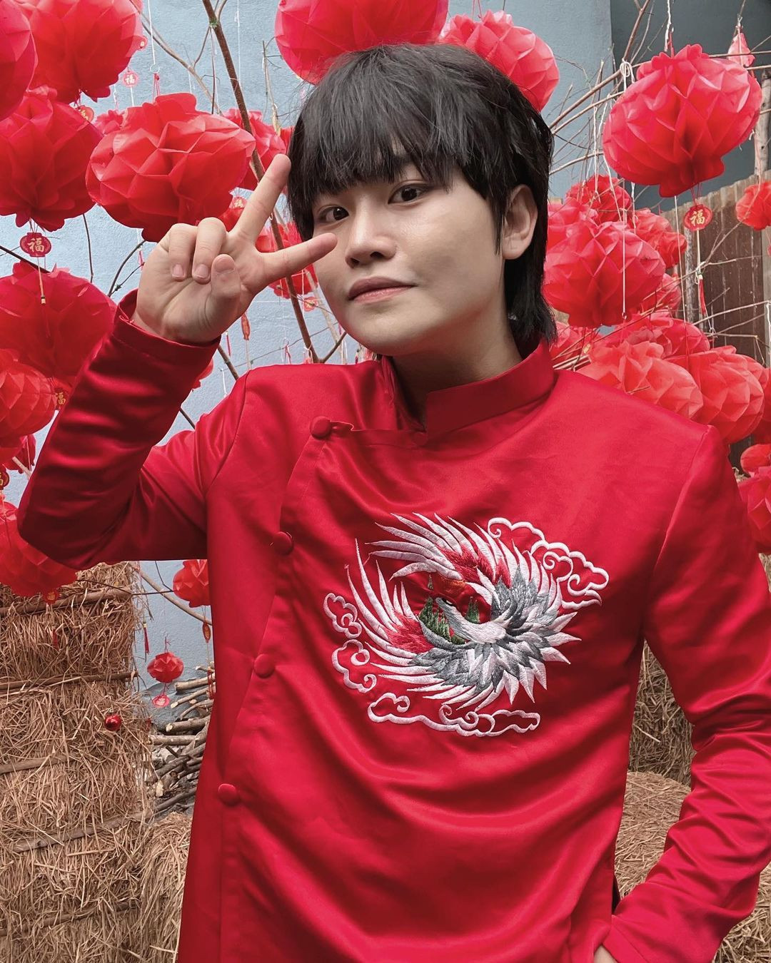 Không có vẻ bề ngoài quá nổi bật nhưng Min Woo được đánh giá cao bởi khả năng trình diễn và làm chủ sân khấu. Cậu có nhiều tài khoản mạng xã hội tương tác với người hâm mộ như Instagram với hơn 32.000 người theo dõi, TikTok hút hơn 100.000 tài khoản nhấn quan tâm. Không có vẻ bề ngoài quá nổi bật nhưng Min Woo được đánh giá cao bởi khả năng trình diễn và làm chủ sân khấu. Cậu có nhiều tài khoản mạng xã hội tương tác với người hâm mộ như Instagram với hơn 32.000 người theo dõi, TikTok hút hơn 100.000 tài khoản nhấn quan tâm.