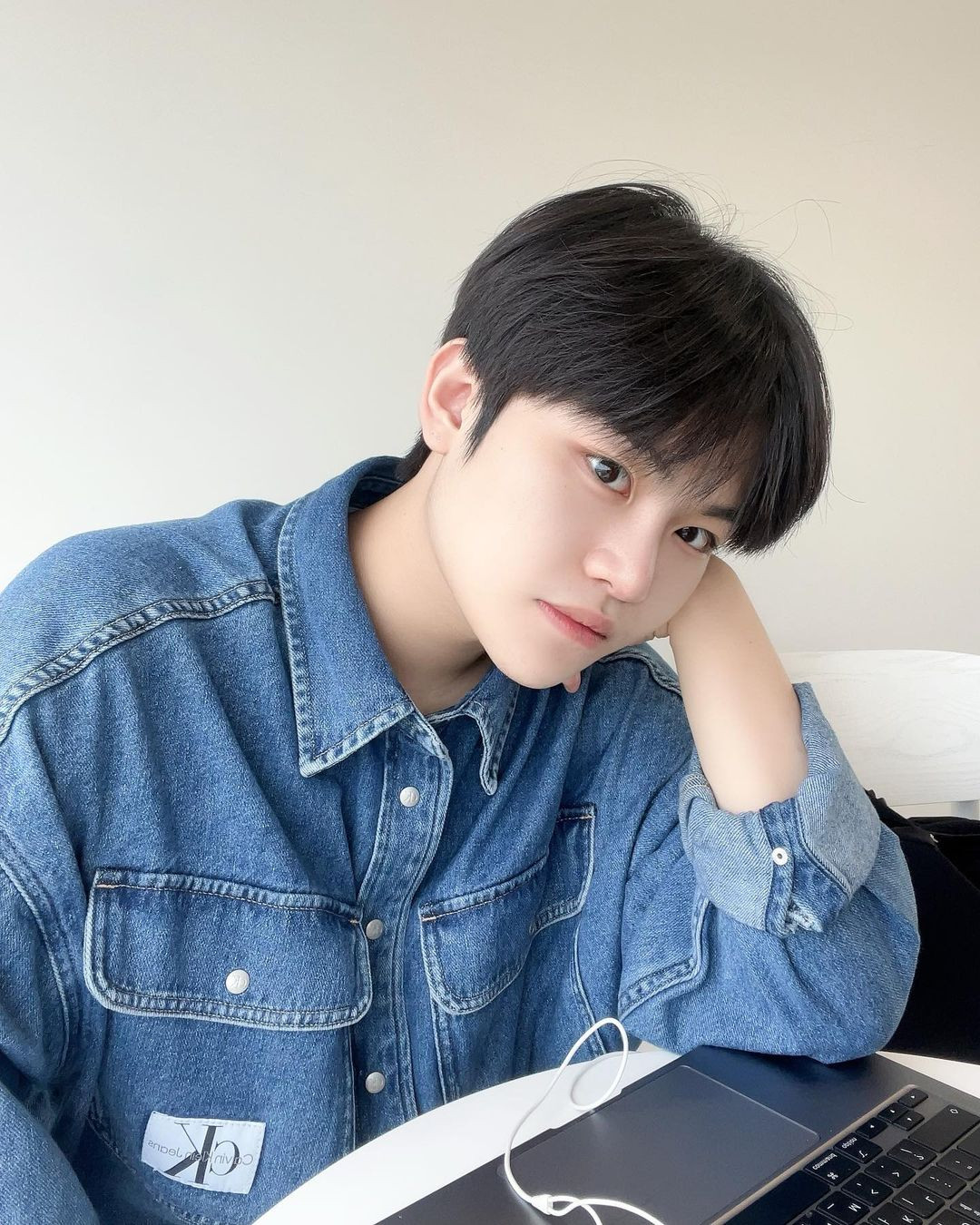 Sau 12 năm, “PSY nhí” ngày nào đã trở thành chàng thanh niên 18 tuổi. Suốt quãng thời gian đó, Min Woo vẫn được quan tâm nhờ những nội dung, phong cách ăn theo Gangnam Style. Cậu có một số sản phẩm âm nhạc như Show+Time (2013), Ariarirang (2014)… nhưng không để lại nhiều ấn tượng. Sau 12 năm, “PSY nhí” ngày nào đã trở thành chàng thanh niên 18 tuổi. Suốt quãng thời gian đó, Min Woo vẫn được quan tâm nhờ những nội dung, phong cách ăn theo Gangnam Style. Cậu có một số sản phẩm âm nhạc như Show+Time (2013), Ariarirang (2014)… nhưng không để lại nhiều ấn tượng.