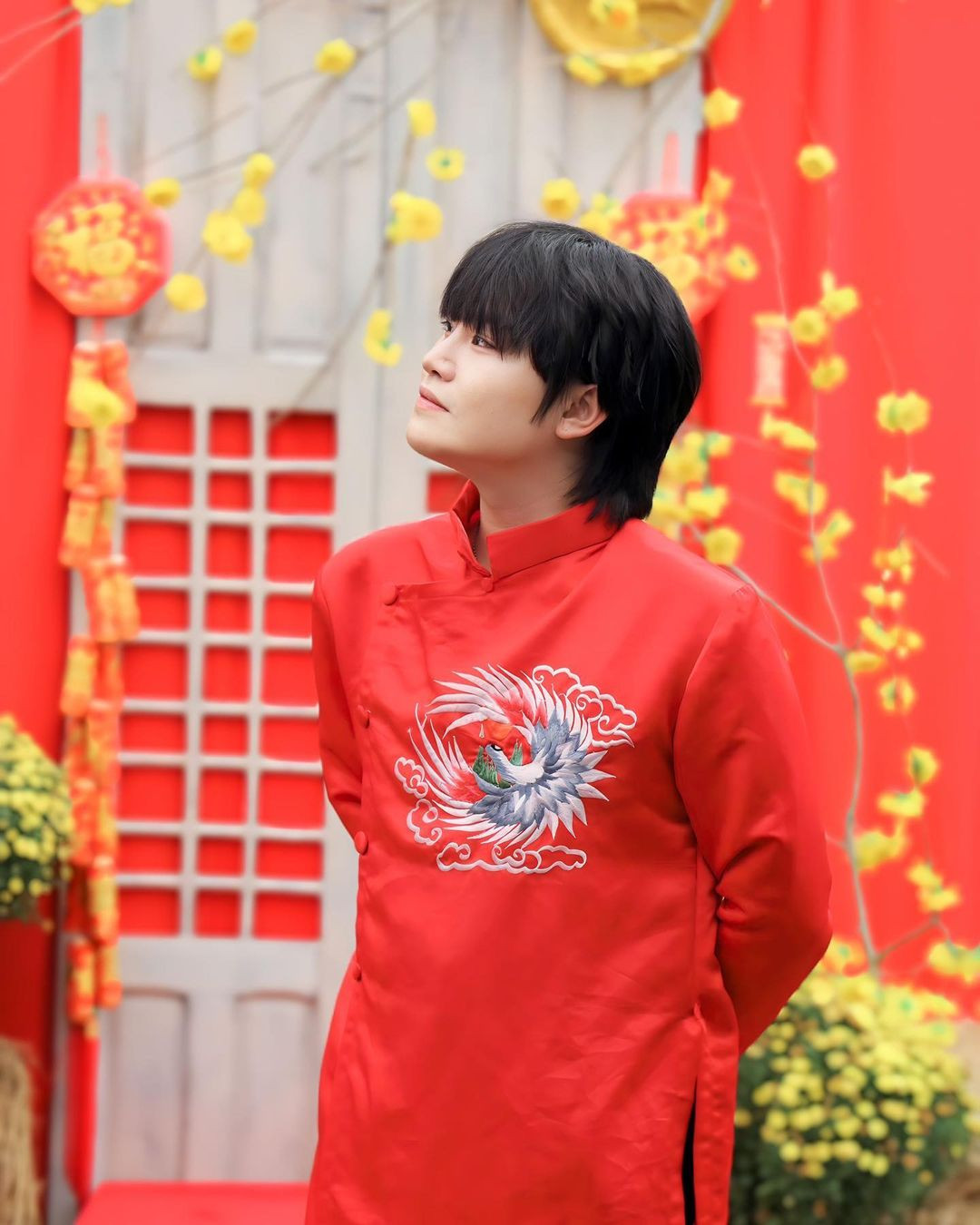 Có bố người Hàn Quốc, mẹ gốc Đồng Nai (Việt Nam), Hwang Min Woo từng nhiều lần về quê hương. Dịp Tết Nguyên đán Giáp Thìn 2024, Min Woo cùng em trai và bố mẹ trao phần quà cho nhiều hộ gia đình khó khăn ở huyện Định Quán, Đồng Nai. Có bố người Hàn Quốc, mẹ gốc Đồng Nai (Việt Nam), Hwang Min Woo từng nhiều lần về quê hương. Dịp Tết Nguyên đán Giáp Thìn 2024, Min Woo cùng em trai và bố mẹ trao phần quà cho nhiều hộ gia đình khó khăn ở huyện Định Quán, Đồng Nai.