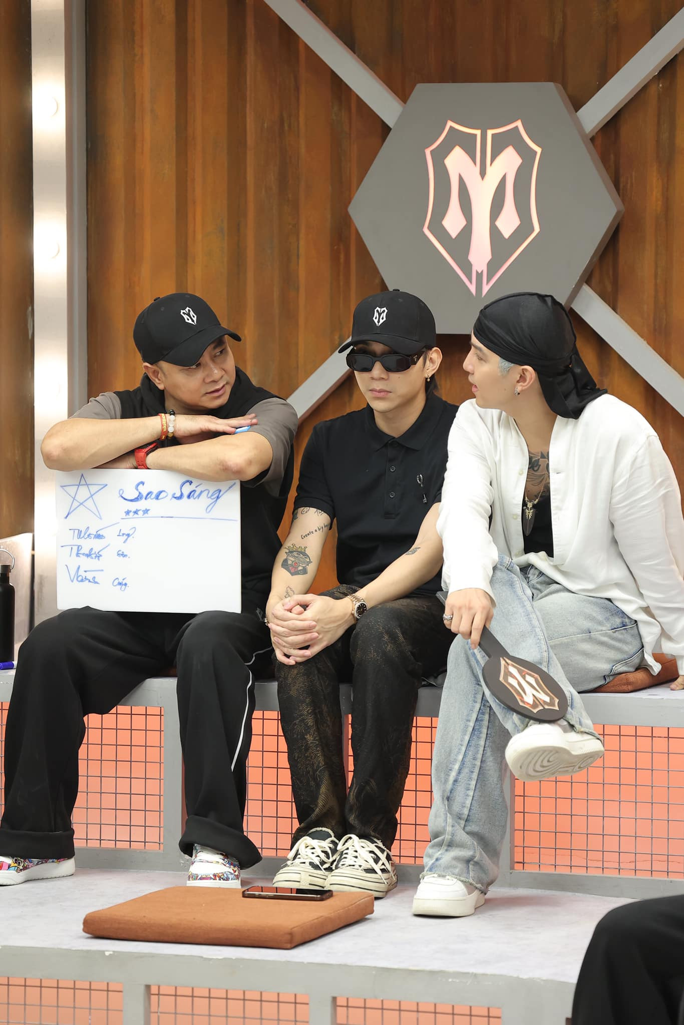 NSND Tự Long ra chiêu lấy bài Trống cơm một cách dễ dàng, dù có bốn đội khác để mắt.