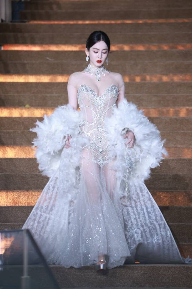 Trong bộ váy xuyên thấu đính kết ngọc trai và lông vũ, Cổ Lực Na Trát một lần nữa trở thành tâm điểm chú ý của sự kiện. Cô dễ dàng đánh bại nhiều mỹ nhân khác để leo lên vị trí số một tại hot search mạng xã hội Weibo với 8 triệu lượt xem. Trong bộ váy xuyên thấu đính kết ngọc trai và lông vũ, Cổ Lực Na Trát một lần nữa trở thành tâm điểm chú ý của sự kiện. Cô dễ dàng đánh bại nhiều mỹ nhân khác để leo lên vị trí số một tại hot search mạng xã hội Weibo với 8 triệu lượt xem.