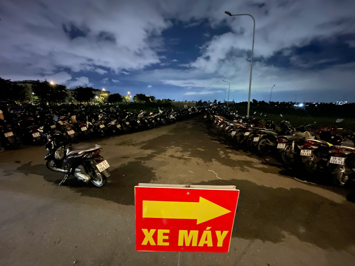 Đến gần 19h, dòng người bất tận đổ về khu đô thị Vạn Phúc vẫn không ngớt. Bãi ô tô và xe máy phía bên chứa lượng phương tiện khủng lên đến hàng nghìn chiếc. Mỗi xe máy có giá 10.000 đồng, ô tô 30.000 đồng. Ảnh: Phạm Nguyễn. Đến gần 19h, dòng người bất tận đổ về khu đô thị Vạn Phúc vẫn không ngớt. Bãi ô tô và xe máy phía bên chứa lượng phương tiện khủng lên đến hàng nghìn chiếc. Mỗi xe máy có giá 10.000 đồng, ô tô 30.000 đồng. Ảnh: Phạm Nguyễn.