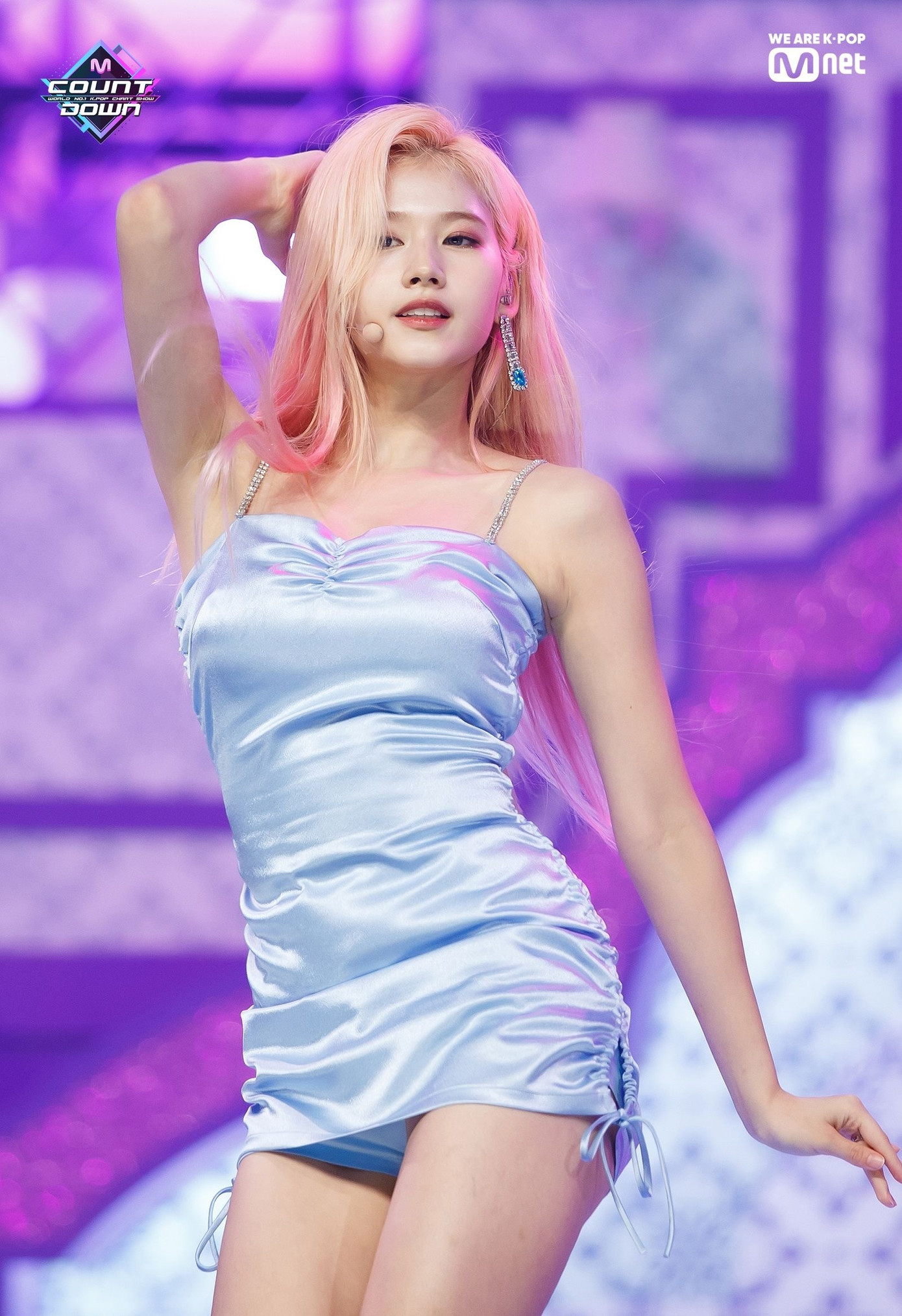 Sana (tên thật là Minatozaki Sana), sinh năm 1996 tại Osaka, Nhật Bản. Cô bị thu hút bởi mô hình nhóm nhạc Kpop, khi họ không thiết lập vị trí hát, nhảy cố định cho các thành viên. Khi được các nhân viên JYP Entertainment tiếp cận, Sana được xem bức ảnh về bộ phim yêu thích của cô là Dream High, nhờ vậy công ty thành công thuyết phục cô về với JYP.