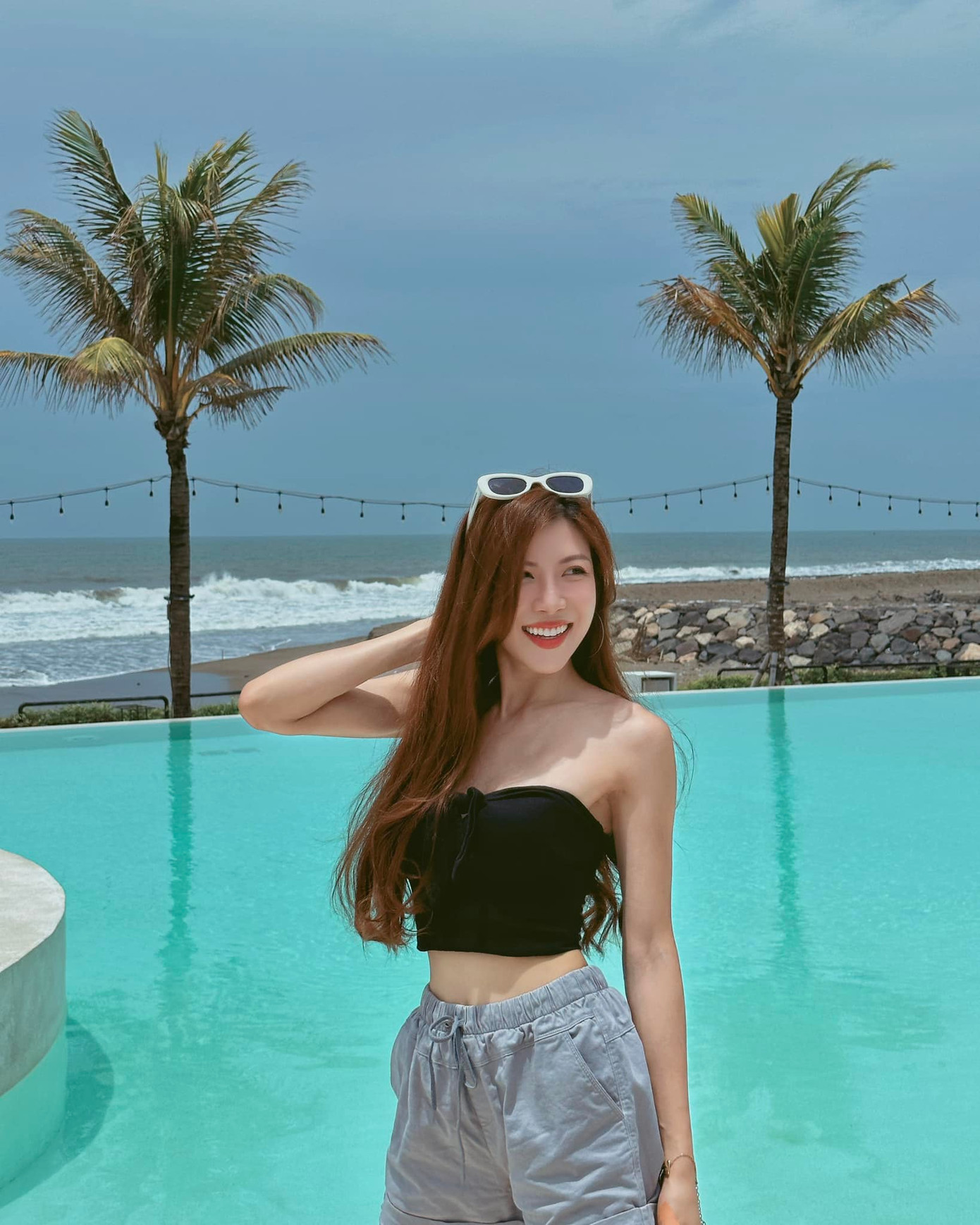 Ngoài đời, gia thế trâm anh thế phiệt của nữ ca sĩ cũng được nhiều người quan tâm. Gia đình cô có truyền thống làm ngoại giao và nghiên cứu ngôn ngữ. Ông ngoại Trang Pháp là nhà ngoại giao Nguyễn Khắc Huỳnh (nguyên thành viên đoàn đàm phán Hiệp định Paris 1973). Bố cô là Giáo sư - Tiến sĩ Nguyễn Quang, đã có hơn 40 năm công tác, giảng dạy tại Đại học Ngoại ngữ - Đại học Quốc gia Hà Nội. Mẹ Trang Pháp từng là Chánh văn phòng Tổng Lãnh sự quán Việt Nam tại Bỉ và cũng là người dạy cô nói tiếng Pháp. Ảnh: FBNV.