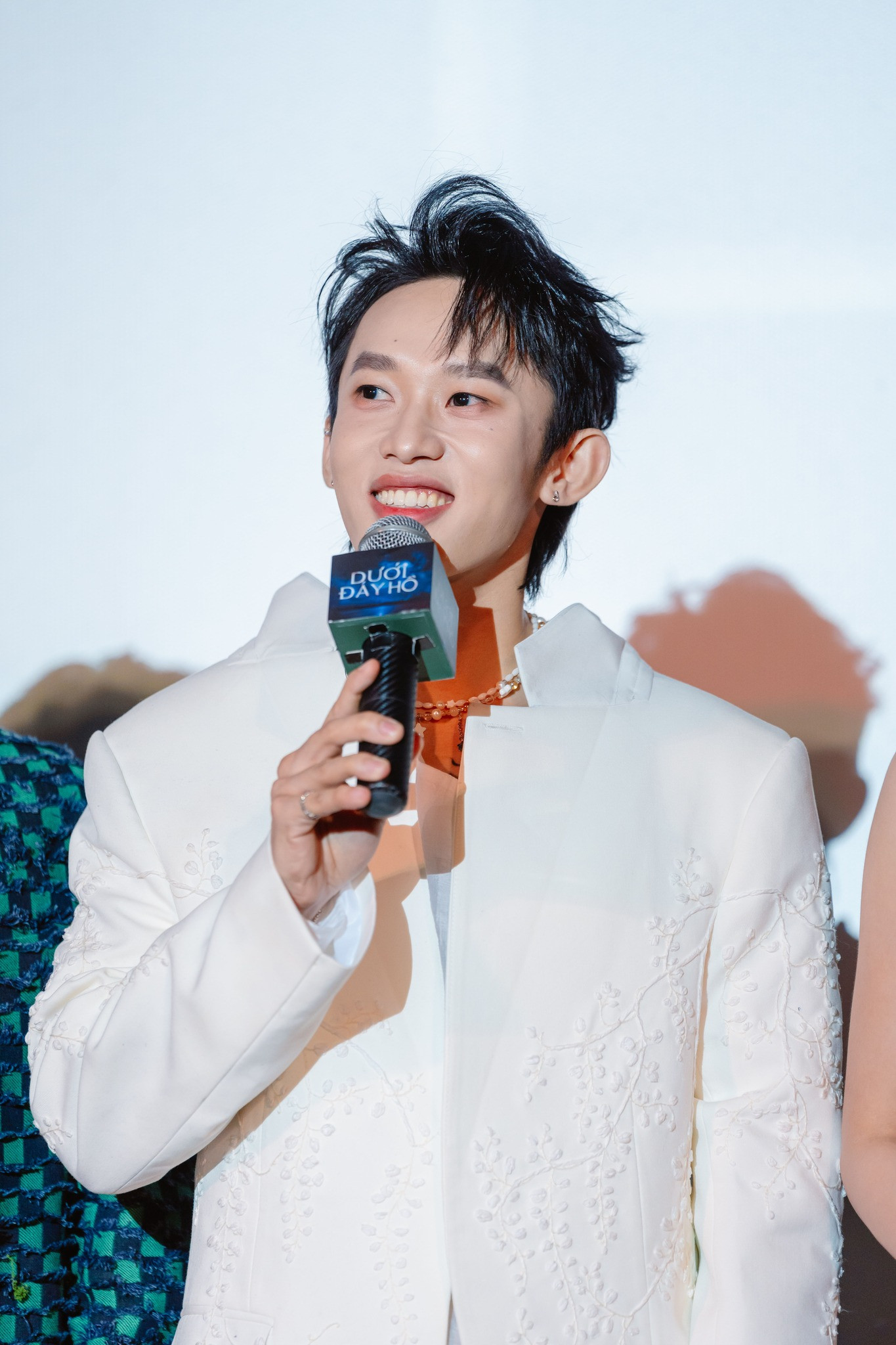 Các Anh trai vượt ngàn chông gai đóng phim.