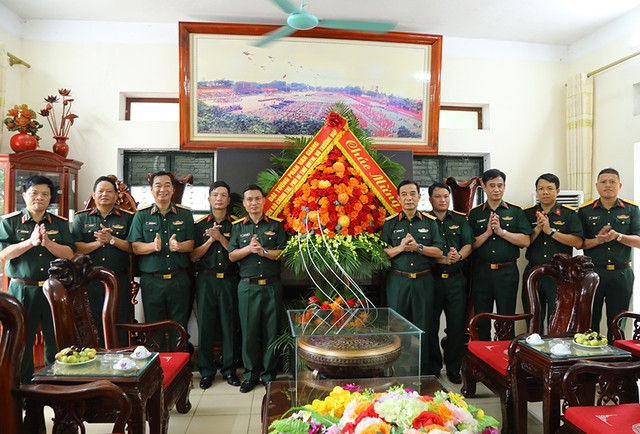 Đại tướng Phan Văn Giang tặng hoa chúc mừng Trung đoàn 209 nhân dịp kỷ niệm 77 năm Ngày thành lập đơn vị. Đại tướng Phan Văn Giang tặng hoa chúc mừng Trung đoàn 209 nhân dịp kỷ niệm 77 năm Ngày thành lập đơn vị.