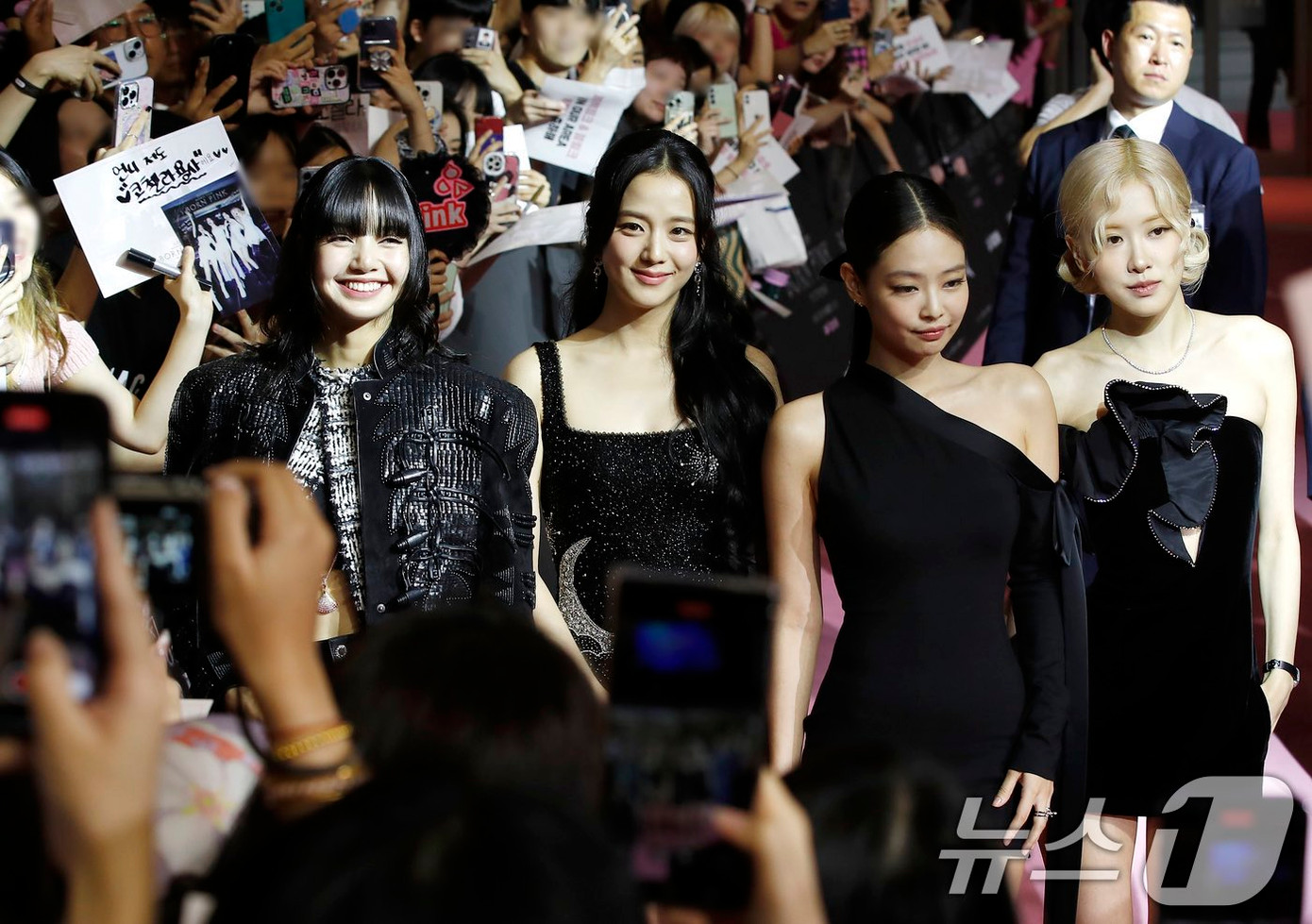 Các thành viên BlackPink xúc động và vui mừng trước số lượng lớn người hâm mộ tụ tập tại địa điểm này để được nhìn thần tượng. Nhóm dành thời gian giao lưu với Blinks (tên fandom của BlackPink - PV), ký tặng và chụp ảnh. Các thành viên BlackPink xúc động và vui mừng trước số lượng lớn người hâm mộ tụ tập tại địa điểm này để được nhìn thần tượng. Nhóm dành thời gian giao lưu với Blinks (tên fandom của BlackPink - PV), ký tặng và chụp ảnh.