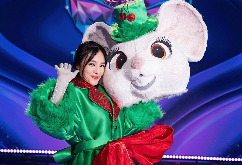Nhật Thủy - quán quân Vietnam Idol 2013 lộ mặt trong tập 12 với mascot Chuột Cherry. Nhật Thủy - quán quân Vietnam Idol 2013 lộ mặt trong tập 12 với mascot Chuột Cherry.