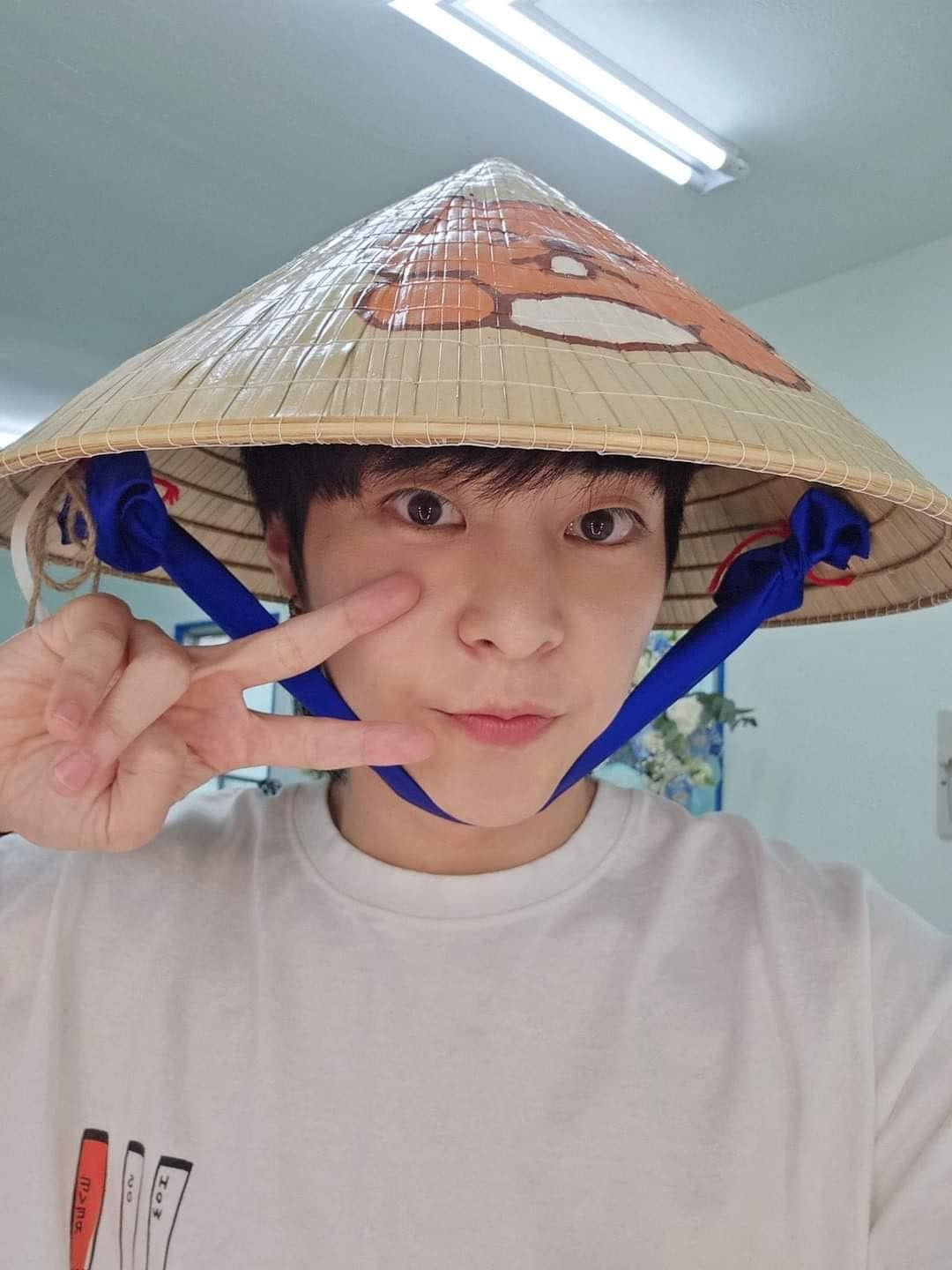 Ngay sau khi về tới khách sạn, Xiumin đã chia sẻ hình ảnh đội nón lá được fan Việt tặng. Sự xuất hiện của hai thần tượng đến từ nhóm nhạc nam hàng đầu Kpop khiến người hâm mộ nóng lòng chờ đợi. Đối với những ai yêu thích EXO, đây là sự kiện âm nhạc đầu tiên hai mẩu EXO gặp gỡ fan Việt sau 8 năm kể 2015.