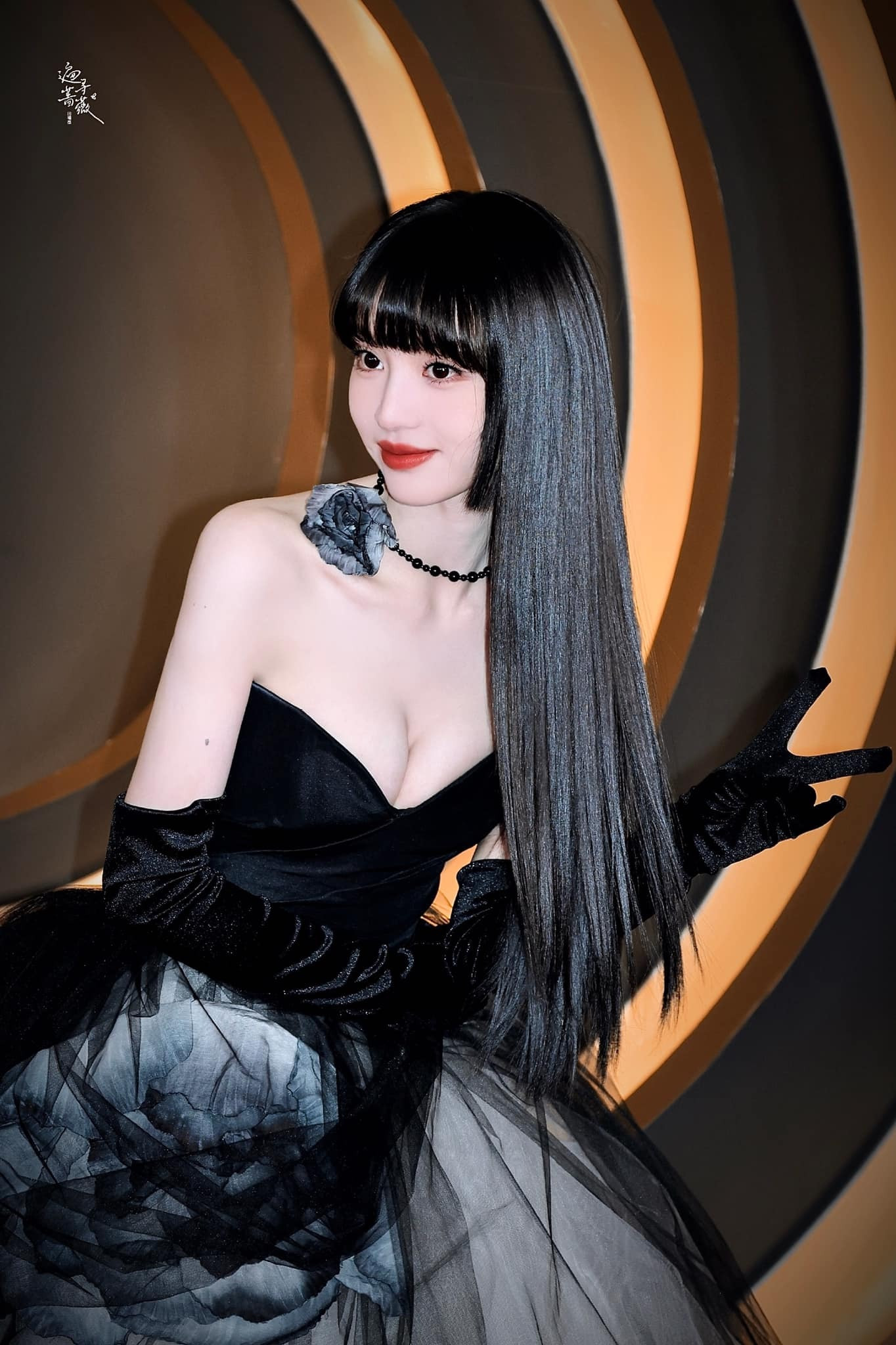 Phong cách gợi cảm với váy cúp ngực của ngôi sao đang lên Điền Hi Vi. Cô nhận giải diễn viên đột phá của năm trên Weibo. Phong cách gợi cảm với váy cúp ngực của ngôi sao đang lên Điền Hi Vi. Cô nhận giải diễn viên đột phá của năm trên Weibo.