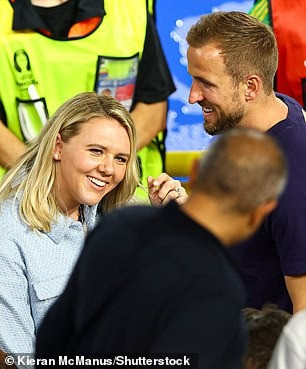 Khoảnh khắc thân mật của vợ chồng đội trưởng Tam Sư.