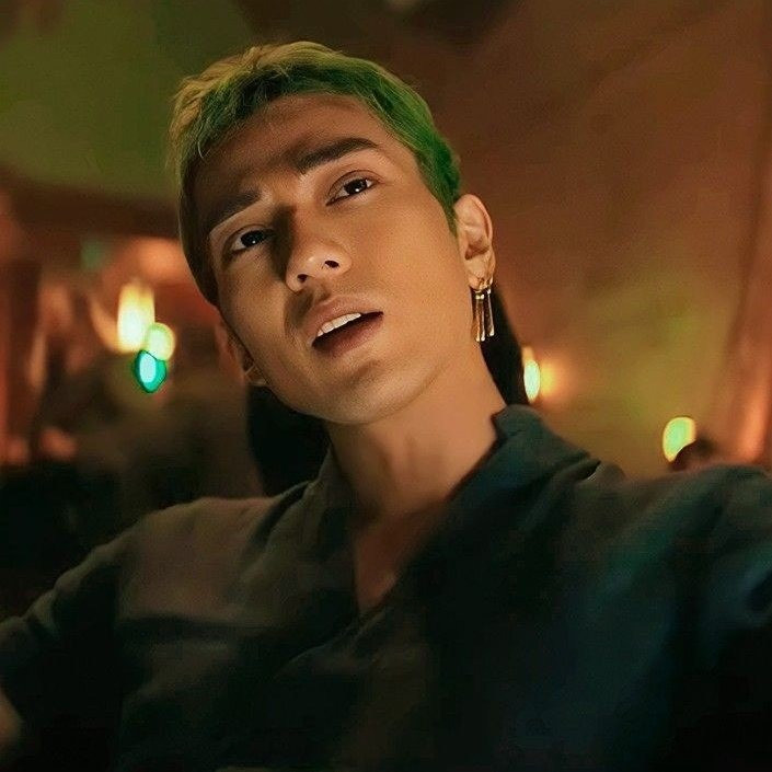 Cảnh chiến đấu giữa Zoro và Dracule Mihawk – đệ nhất kiếm sĩ trong Thất Vũ Hải - khiến Mackenyu có nhiều ấn tượng. “Chúng tôi quay cảnh đó khi trời lạnh và ẩm ướt, vì vậy đó là cảnh khó khăn đối với tôi” – anh nói.