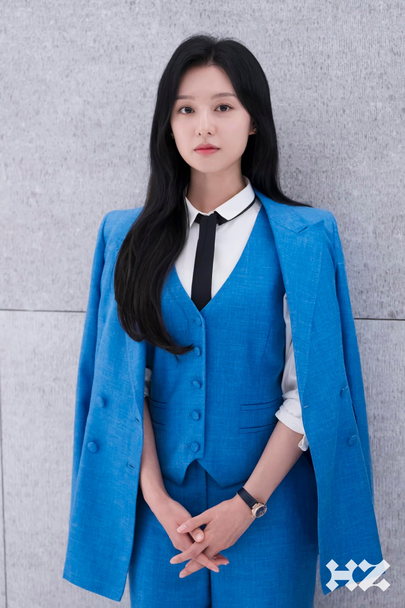 Nữ chính toát lên vẻ tinh tế cổ điển trong bộ suit ba mảnh.