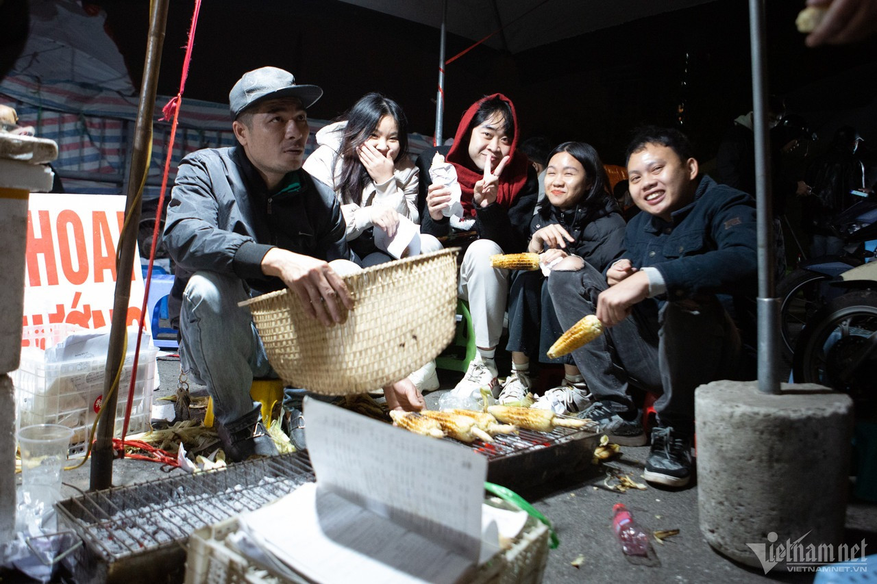 Trong khi đó, nhờ lạnh mà những quán ngô, khoai nướng lại rất đắt khách. Trong khi đó, nhờ lạnh mà những quán ngô, khoai nướng lại rất đắt khách.