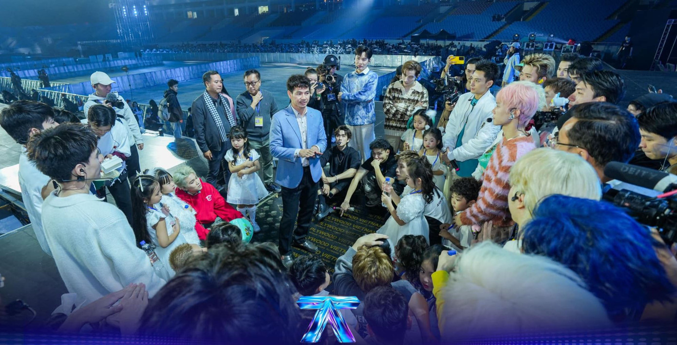 Tối 6/12, tại buổi tổng duyệt, NSND Xuân Bắc - Cục Trưởng Cục Nghệ Thuật Biểu Diễn và ông Trần Hướng Dương, ông Hà Mạnh Thắng - Phó Cục Trưởng Cục Nghệ Thuật Biểu Diễn - Bộ Văn hóa, Thể thao và Du lịch đến thăm, tặng hoa và gửi lời chúc concert Anh trai say hi ở Hà Nội. Ảnh: BTC.