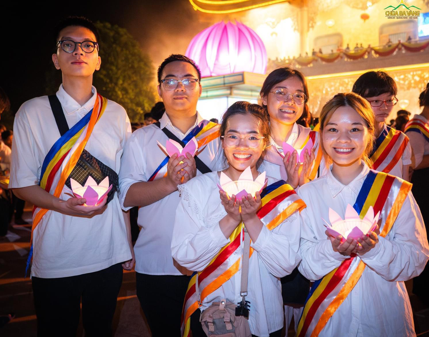 Hàng nghìn Phật tử trẻ đã tham gia đêm rước đăng cúng dường Đức Phật tại Chùa Ba Vàng.