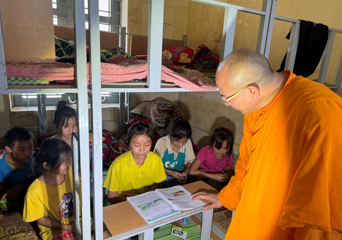 Các chư tăng Chùa Ba Vàng thăm và tặng quà các học sinh trường tiểu học nội trú Pa Thơm (Điện Biên).