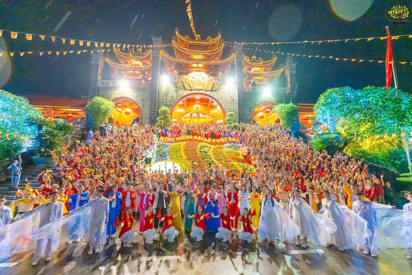 Rất nhiều Phật tử trẻ tham gia biểu diễn văn nghệ nhân dịp đại lễ Phật đản tại Chùa Ba Vàng.