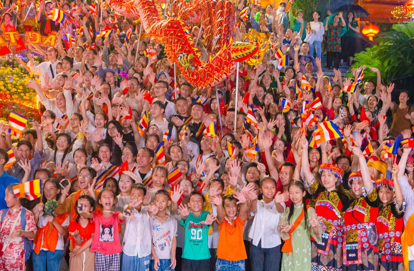 Chương trình văn nghệ kính mừng đại lễ Phật đản tại chùa Ba Vàng thu hút sự quan tâm của đông đảo Phật tử trẻ.