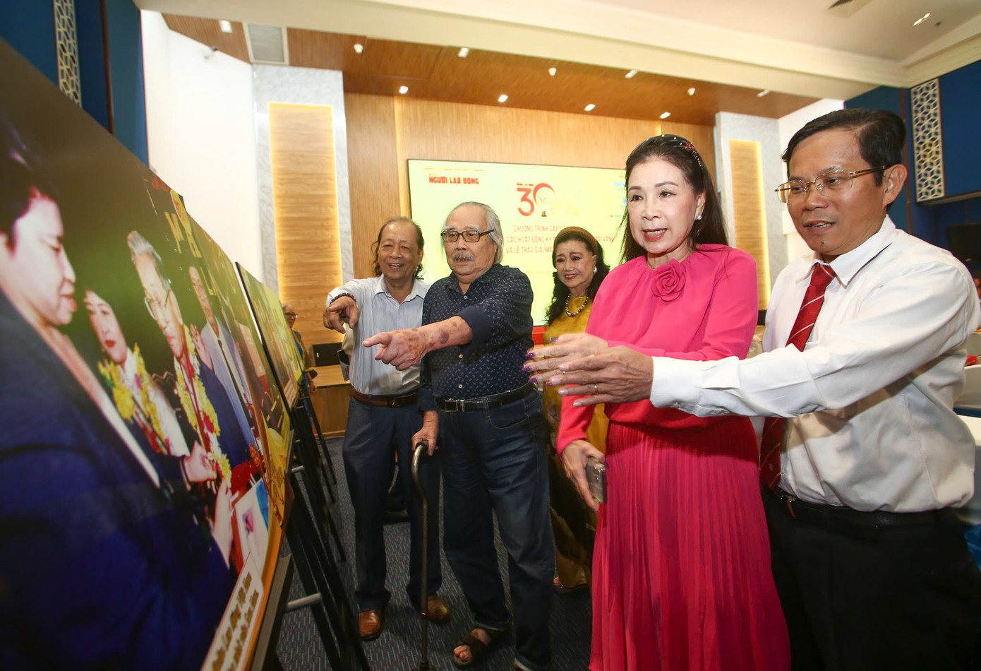 Các nghệ sĩ xem triển lãm ảnh Hành trình 30 năm giải Mai Vàng. Ảnh: BTC. Các nghệ sĩ xem triển lãm ảnh Hành trình 30 năm giải Mai Vàng. Ảnh: BTC.