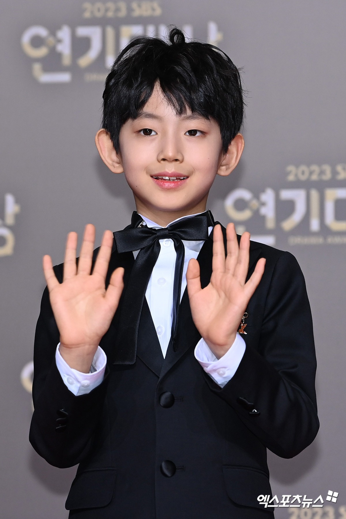 Các nghệ sĩ hầu hết đều chọn trang phục đen để tưởng niệm tài tử Lee Sun Kyun đã qua đời hôm 27/12. Các nghệ sĩ hầu hết đều chọn trang phục đen để tưởng niệm tài tử Lee Sun Kyun đã qua đời hôm 27/12.