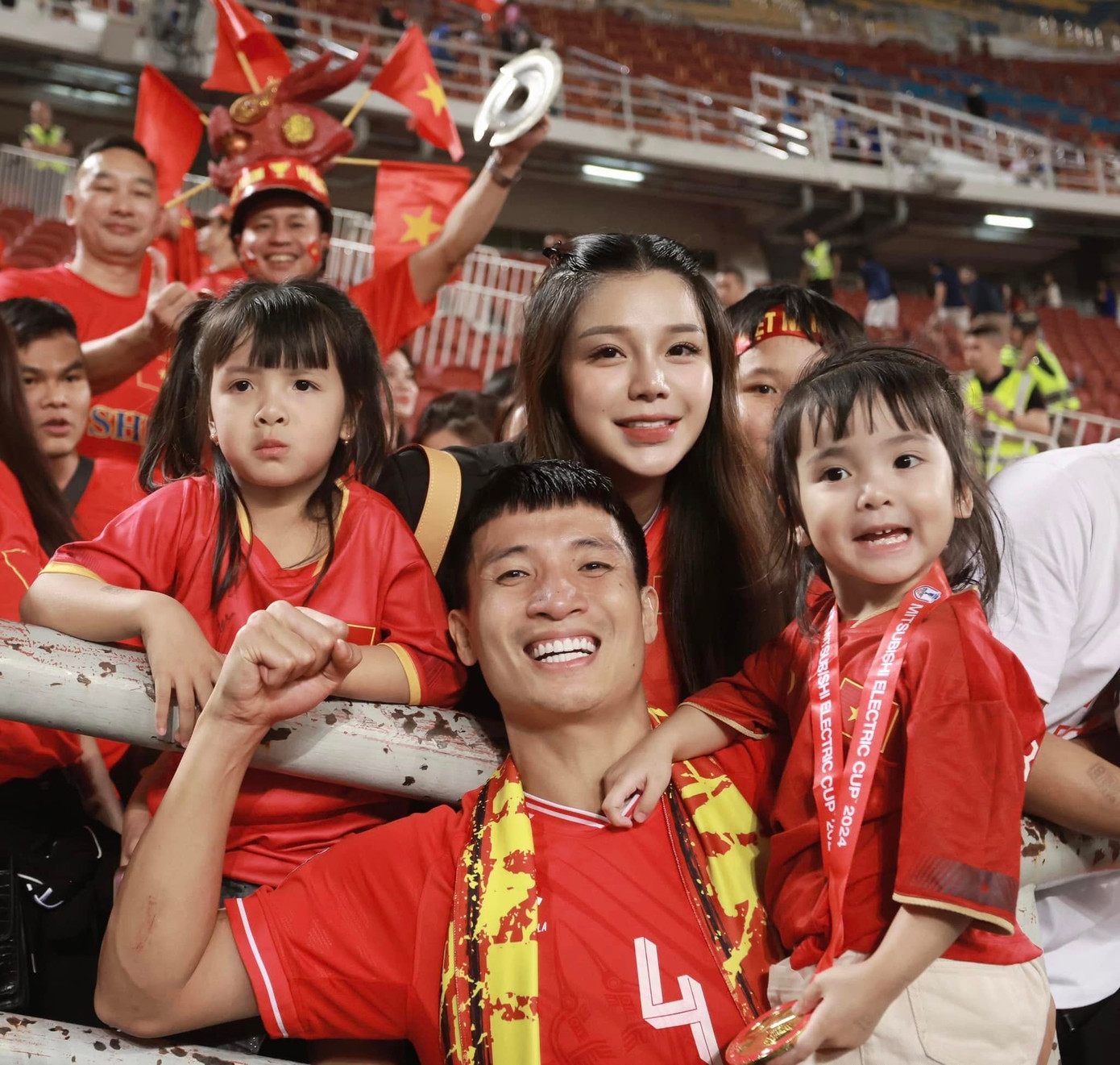 Vợ con Bùi Tiến Dũng đến sân ủng hộ anh và tuyển Việt Nam. Vợ con Bùi Tiến Dũng đến sân ủng hộ anh và tuyển Việt Nam.