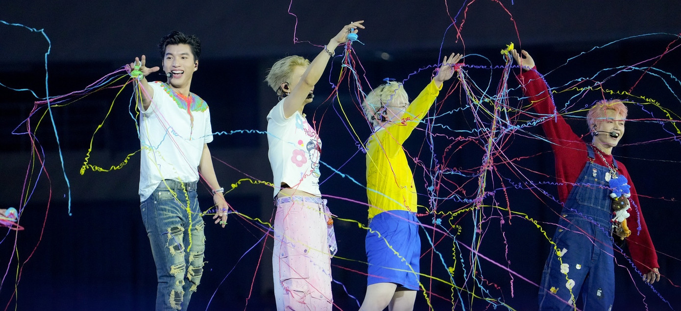 Hieuthuhai (bìa trái) thay trang phục "boy phố" khiến khán giả hú hét gọi tên. Hieuthuhai (bìa trái) thay trang phục "boy phố" khiến khán giả hú hét gọi tên.