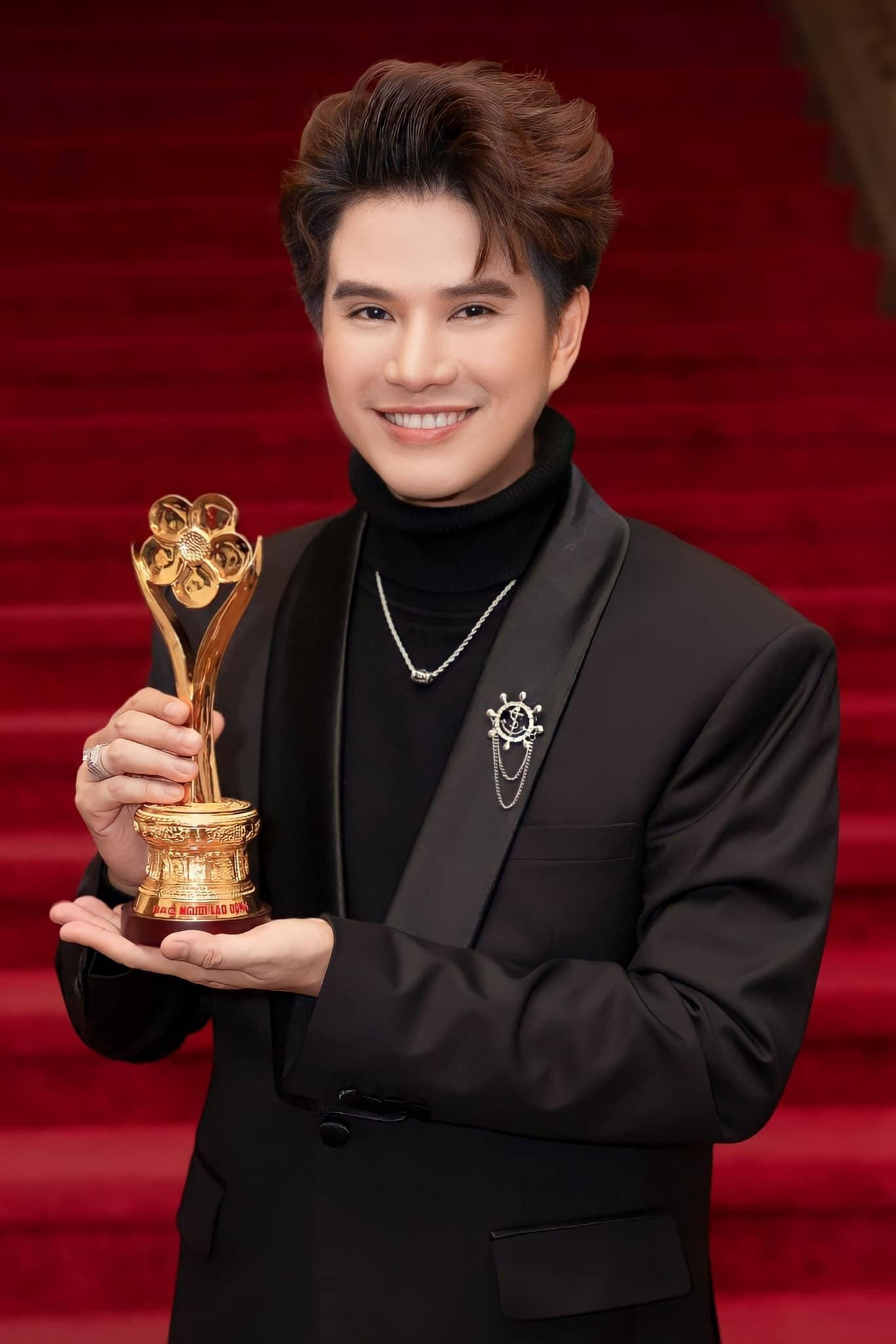 Năm 2023 đánh dấu cột mốc mới trong sự nghiệp khi Vũ Mạnh Cường lần đầu chiến thắng giải Mai Vàng ở hạng mục Người dẫn chương trình được yêu thích nhất, vượt qua nhiều tên tuổi đình đám như Trấn Thành, Ngô Kiến Huy. Anh bày tỏ sự xúc động, cho biết niềm vui lớn nhất không chỉ là chiếc cúp danh giá mà còn là sự công nhận, yêu thương từ phía khán giả. Năm 2023 đánh dấu cột mốc mới trong sự nghiệp khi Vũ Mạnh Cường lần đầu chiến thắng giải Mai Vàng ở hạng mục Người dẫn chương trình được yêu thích nhất, vượt qua nhiều tên tuổi đình đám như Trấn Thành, Ngô Kiến Huy. Anh bày tỏ sự xúc động, cho biết niềm vui lớn nhất không chỉ là chiếc cúp danh giá mà còn là sự công nhận, yêu thương từ phía khán giả.