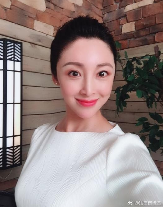 Diễn viên Cự Duyên Thánh đột ngột qua đời ở tuổi 44. Ảnh: Weibo. Diễn viên Cự Duyên Thánh đột ngột qua đời ở tuổi 44. Ảnh: Weibo.