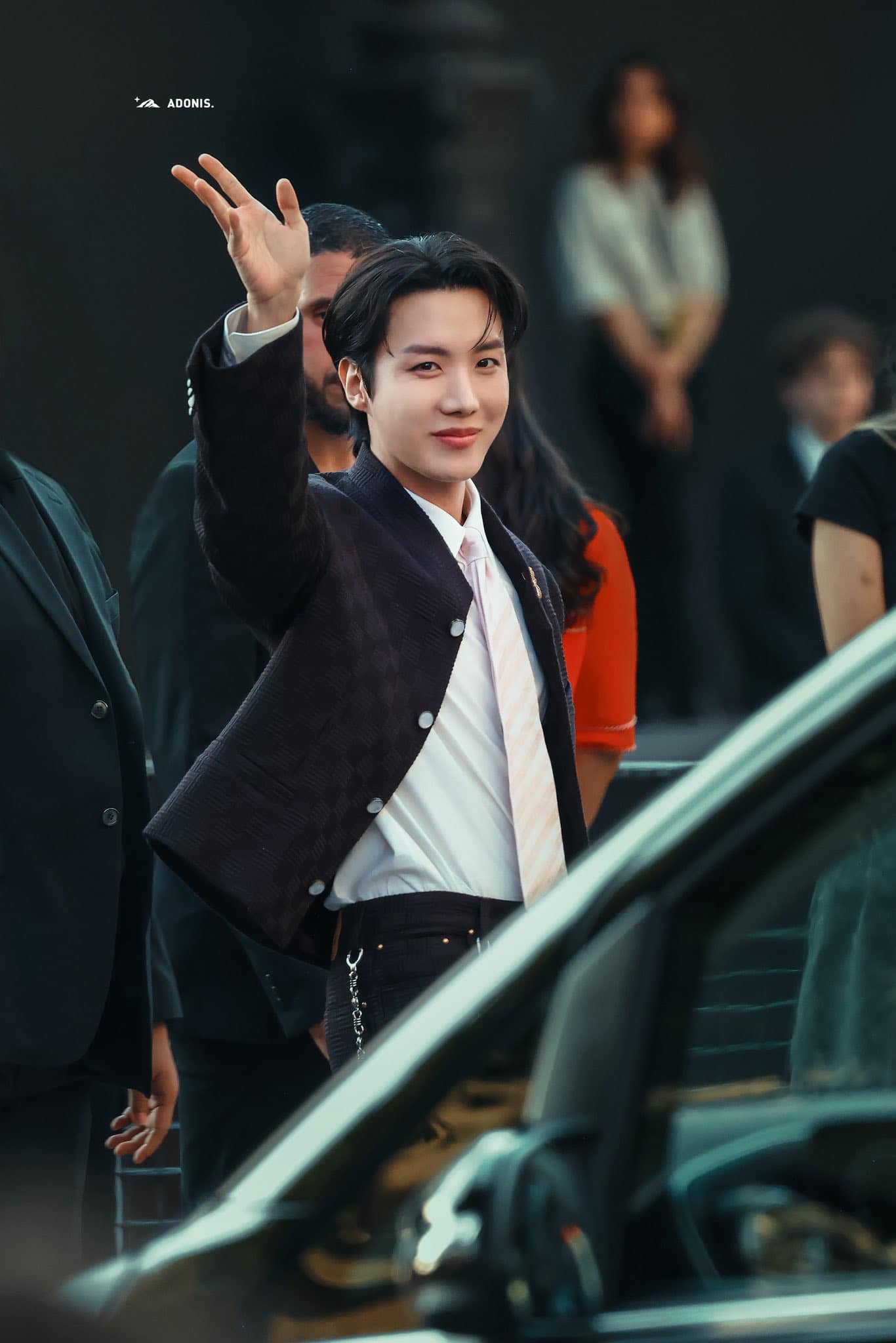 j-hope nổi bật tại show thời trang Louis Vuitton Xuân - Hè 2026. j-hope nổi bật tại show thời trang Louis Vuitton Xuân - Hè 2026.