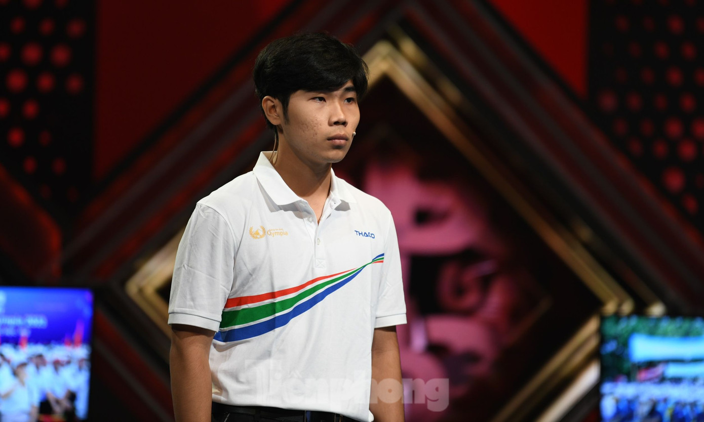 Với 140 điểm, Việt Thành là thí sinh thứ hai tiến vào phần thi Về đích với gói câu hỏi 30 điểm, 20 điểm và 20 điểm. Nam sinh Sóc Sơn áp lực khi trả lời sai hai câu đầu, bị Trọng Thành giành quyền trả lời và nhận điểm về mình. Với kết quả này, Trọng Thành bứt phá với 210 điểm, cách biệt điểm số với ba thí sinh còn lại. Ảnh: Như Ý