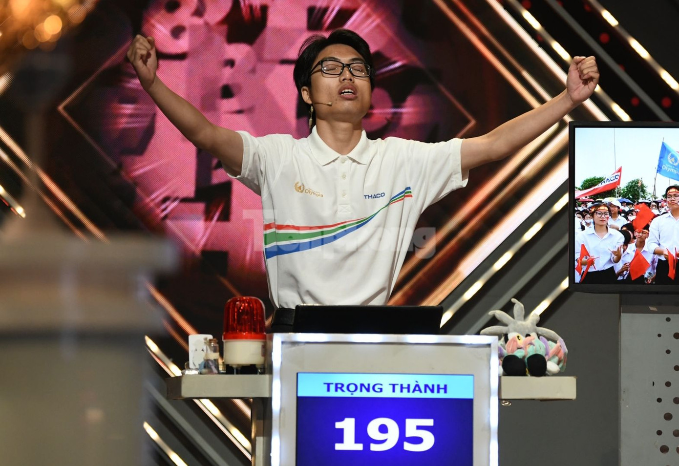 Với 140 điểm, Việt Thành là thí sinh thứ hai tiến vào phần thi Về đích với gói câu hỏi 30 điểm, 20 điểm và 20 điểm. Nam sinh Sóc Sơn áp lực khi trả lời sai hai câu đầu, bị Trọng Thành giành quyền trả lời và nhận điểm về mình. Với kết quả này, Trọng Thành bứt phá với 210 điểm, cách biệt điểm số với ba thí sinh còn lại. Ảnh: Như Ý