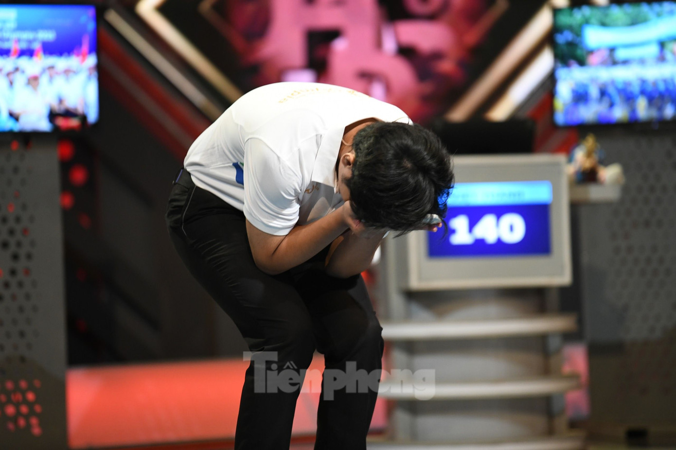 Với 140 điểm, Việt Thành là thí sinh thứ hai tiến vào phần thi Về đích với gói câu hỏi 30 điểm, 20 điểm và 20 điểm. Nam sinh Sóc Sơn áp lực khi trả lời sai hai câu đầu, bị Trọng Thành giành quyền trả lời và nhận điểm về mình. Với kết quả này, Trọng Thành bứt phá với 210 điểm, cách biệt điểm số với ba thí sinh còn lại. Ảnh: Như Ý