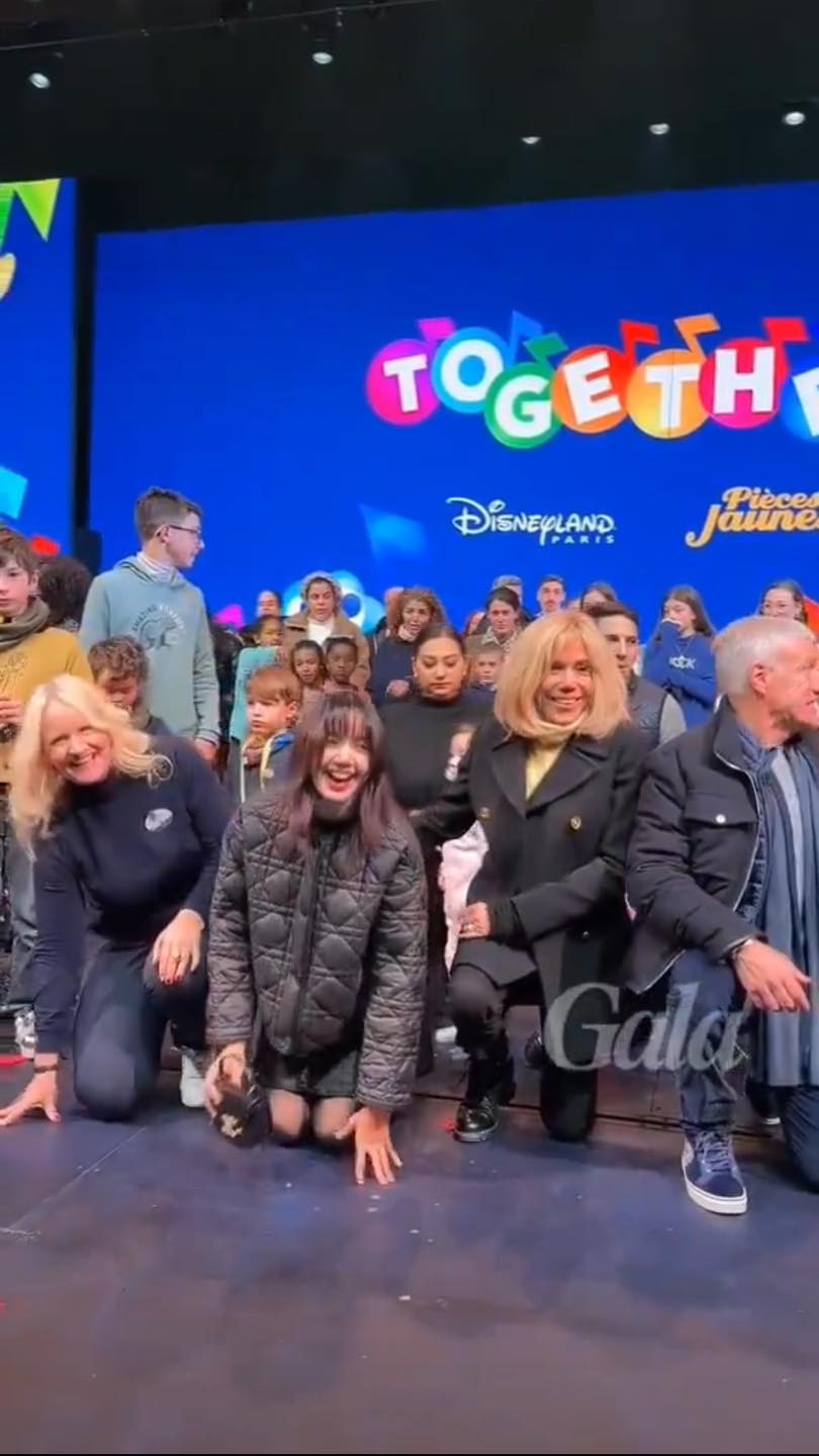 Lisa (BlackPink) được bắt gặp tại sự kiện từ thiện kết hợp giữa Disneyland Paris và Operation Pieces Jaunes cùng Đệ nhất phu nhân Pháp Brigitte Macron. Ảnh: Twitter.