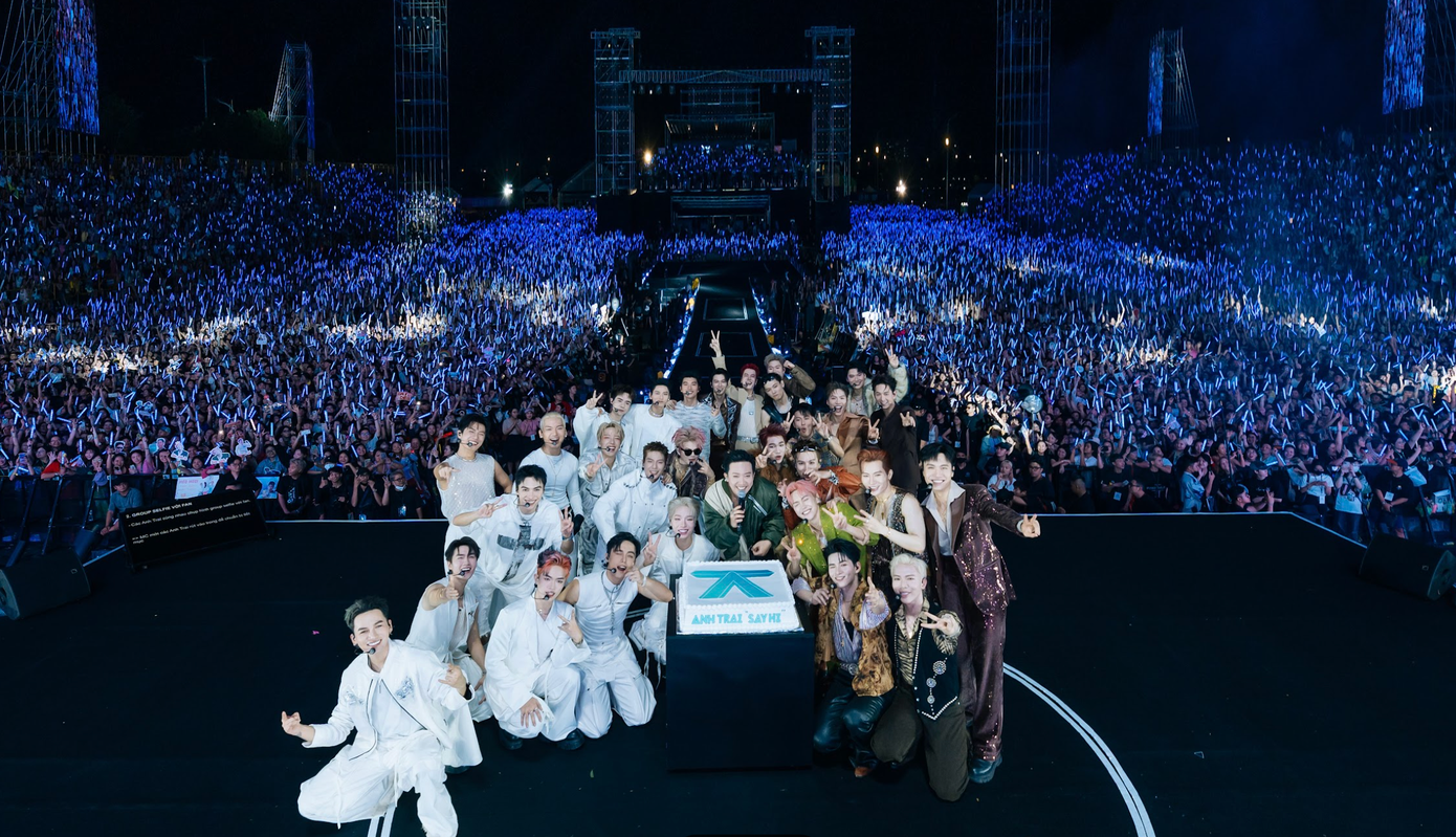 Đêm concert thứ hai của Anh trai say hi tại TPHCM tối 19/10 thu hút đông đảo khán giả tới tham dự. Trấn Thành vẫn tiếp tục giữ vai trò MC cùng 29 nghệ sĩ trẻ mang đến bữa tiệc âm nhạc cho người hâm mộ. Đêm concert thứ hai của Anh trai say hi tại TPHCM tối 19/10 thu hút đông đảo khán giả tới tham dự. Trấn Thành vẫn tiếp tục giữ vai trò MC cùng 29 nghệ sĩ trẻ mang đến bữa tiệc âm nhạc cho người hâm mộ.