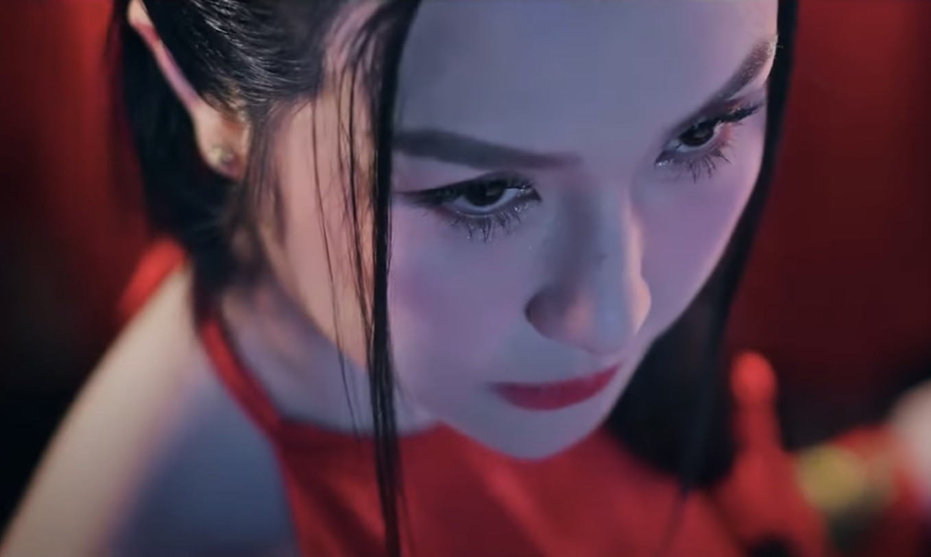 Hình ảnh trong MV bị khán giả chê sến, lỗi thời.