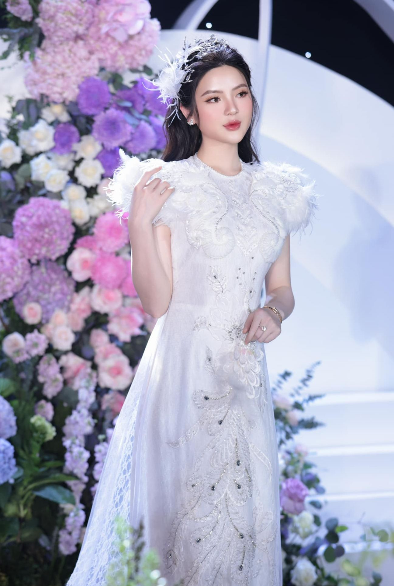 Chu Thanh Huyền chọn áo dài trắng, cầu vai đính lông vũ, trang điểm ngọt ngào đón khách. Ảnh: Hạnh Lâm. Chu Thanh Huyền chọn áo dài trắng, cầu vai đính lông vũ, trang điểm ngọt ngào đón khách. Ảnh: Hạnh Lâm.