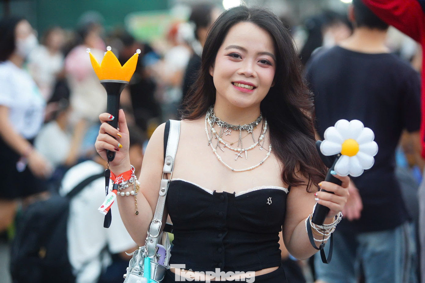 Các mẫu lightstick chính thức như hoa cúc, biểu tượng của G-Dragon, hay hình vương miện của Big Bang được bày bán phổ biến. Giá một cây lightstick Big Bang khoảng 300.000 đồng, bản của G-Dragon khoảng 800.000 đồng, pin thay có giá 30.000 đồng, hàng không chính hãng.