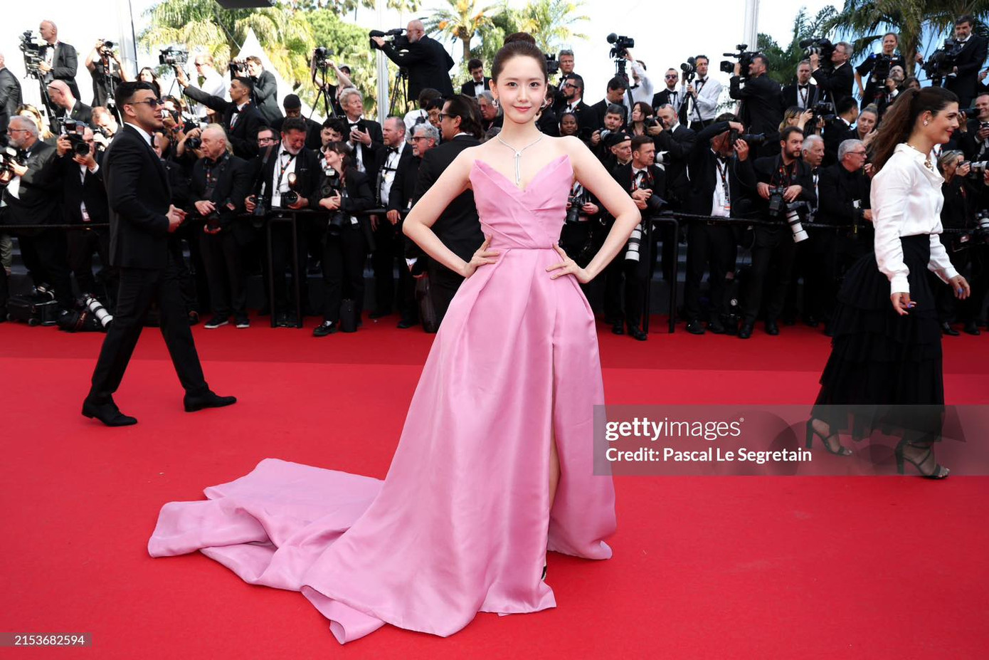 Trong bộ váy bồng bềnh, Yoona cũng lựa chọn hình tượng ngọt ngào, nữ tính khi đến Cannes. Trong bộ váy bồng bềnh, Yoona cũng lựa chọn hình tượng ngọt ngào, nữ tính khi đến Cannes.