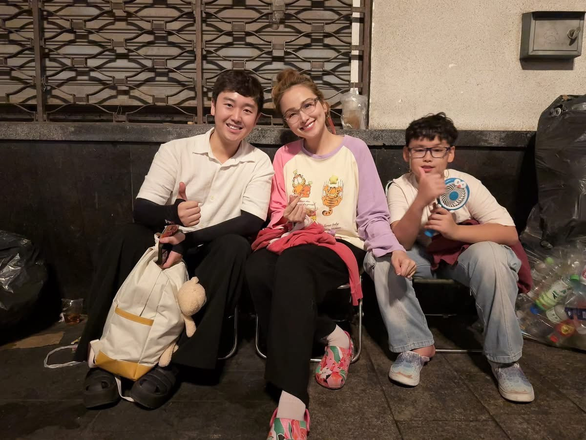 Không chỉ tham gia biểu diễn, nhiều nghệ sĩ cũng xuống phố để hoà mình vào không khí sôi động. Hoa hậu Diễm Hương cùng con trai trải bạt qua đêm trên phố đi bộ Nguyễn Huệ, chờ đón khoảnh khắc các đoàn diễu binh đi qua. Cô cho biết mong muốn con trai tận mắt chứng kiến sự kiện đặc biệt, cảm nhận niềm tự hào dân tộc. Không chỉ tham gia biểu diễn, nhiều nghệ sĩ cũng xuống phố để hoà mình vào không khí sôi động. Hoa hậu Diễm Hương cùng con trai trải bạt qua đêm trên phố đi bộ Nguyễn Huệ, chờ đón khoảnh khắc các đoàn diễu binh đi qua. Cô cho biết mong muốn con trai tận mắt chứng kiến sự kiện đặc biệt, cảm nhận niềm tự hào dân tộc.