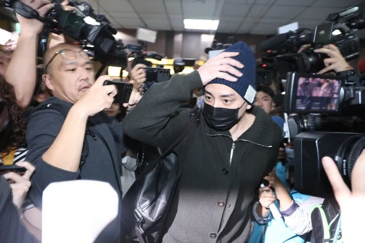 Viện Kiểm sát quận Tân Bắc kết thúc điều tra vụ án trốn nghĩa vụ quân sự hôm 16/6 liên quan đến Vương Đại Lục cùng nhiều nghệ sĩ.