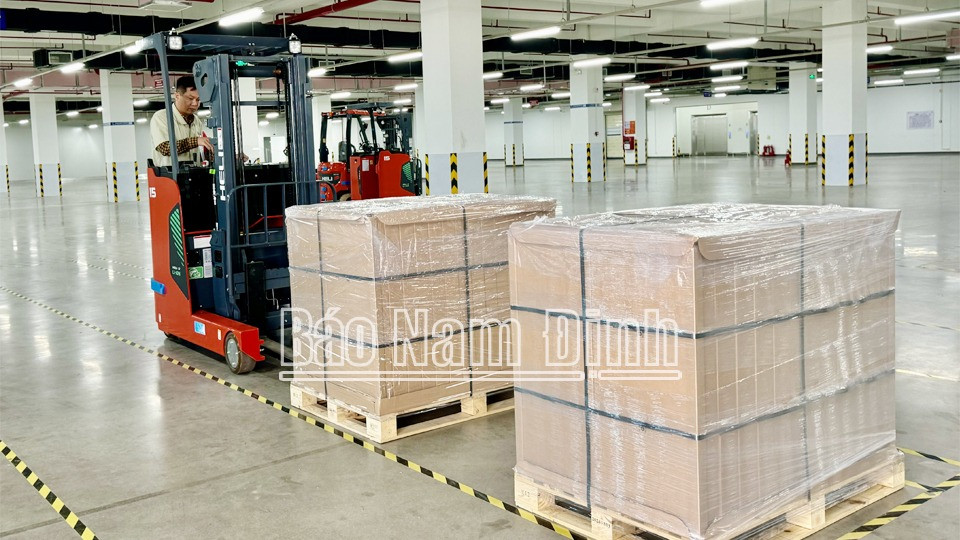 Hai lô máy tính xách tay đầu tiên từ nhà sản xuất tại Nam Định được xuất khẩu.