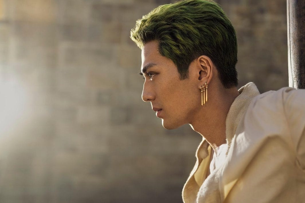 Vào vai thợ săn hải tặc Roronoa Zoro trong One Piece live-action, Arata Mackenyu đang là cái tên hot trên các diễn đàn phim quốc tế và Việt Nam. Khán giả nhận xét vai Zoro của Mackenyu như từ trong truyện tranh bước ra. Chủ đề về tài tử Nhật Bản hút hàng trăm nghìn lượt thích và hàng nghìn lượt bình luận, chia sẻ trên các nền tảng mạng xã hội. Sau 3 ngày One Piece lên sóng, trang cá nhân của Mackenyu tăng hơn 200.000 lượt theo dõi.