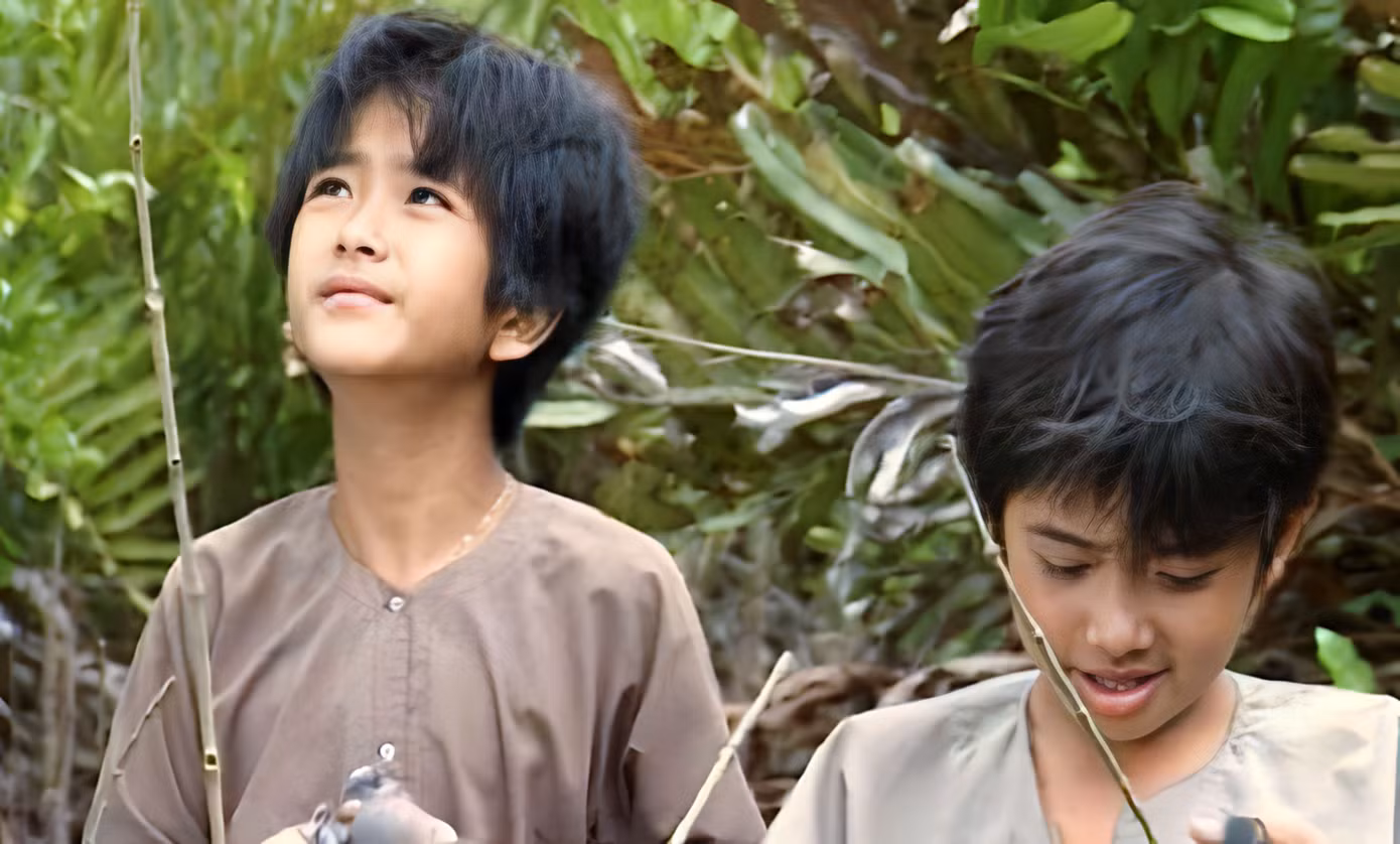 "Bé An" Hùng Thuận, "thằng Cò" Phùng Ngọc "Đất phương Nam" năm 1997. "Bé An" Hùng Thuận, "thằng Cò" Phùng Ngọc "Đất phương Nam" năm 1997.