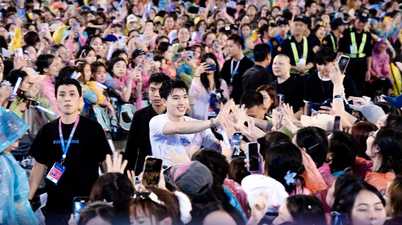 Hieuthuhai trong vòng vây của người hâm mộ. Hieuthuhai trong vòng vây của người hâm mộ.