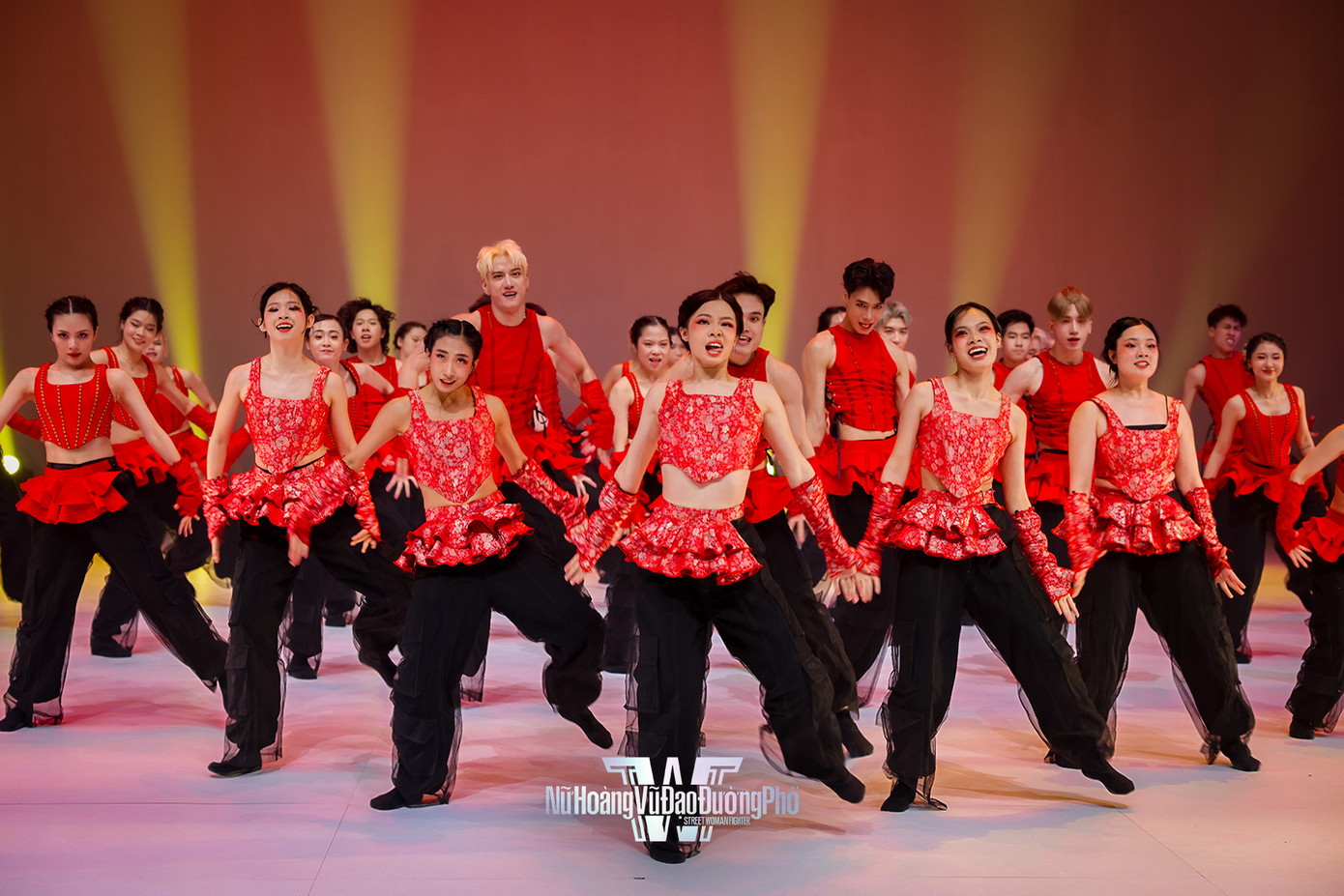 Hai game show ca nhạc của 63 nam nghệ sĩ khiến thị trường game show Việt sục sôi hơn bao giờ hết. Hai game show ca nhạc của 63 nam nghệ sĩ khiến thị trường game show Việt sục sôi hơn bao giờ hết.